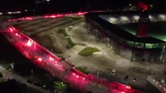 Frosinone, i tifosi illuminano l'esterno del Benito Stirpe: spettacolare colpo d'occhio - Video