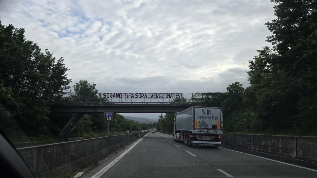 FOTONOTIZIA - Striscione sulla superstrada dei tifosi del Sora