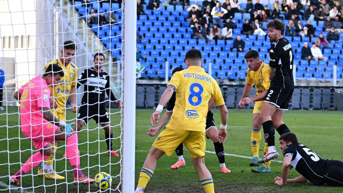Frosinone-Spezia 2-1, le pagelle di TMW sui liguri: "Male la difesa ospite"
