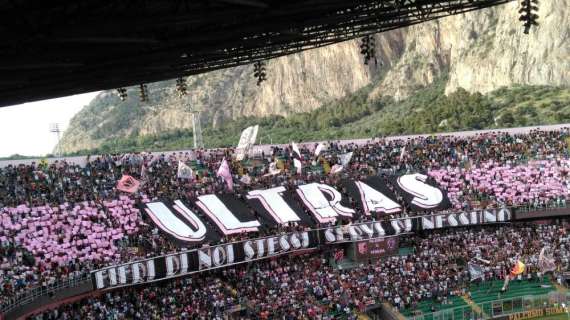 La curva del Palermo: "Adesso tutti a Frosinone per l'ultima battaglia"