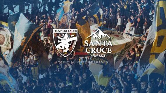 FROSINONE CALCIO E ACQUA SANTA CROCE: L’AZIENDA SARÀ OFFICIAL WATER PARTNER DEL CLUB GIALLAZZURRO PER LA STAGIONE 2025/2026