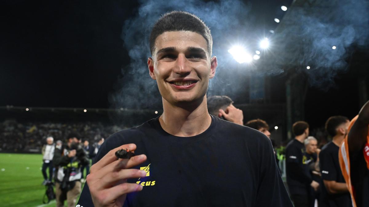 Frosinone, Koutsoupias su Instagram: "Questo traguardo non è solo una vittoria, ma anni di battaglie, di attesa, di fede e di amore per questo sport"