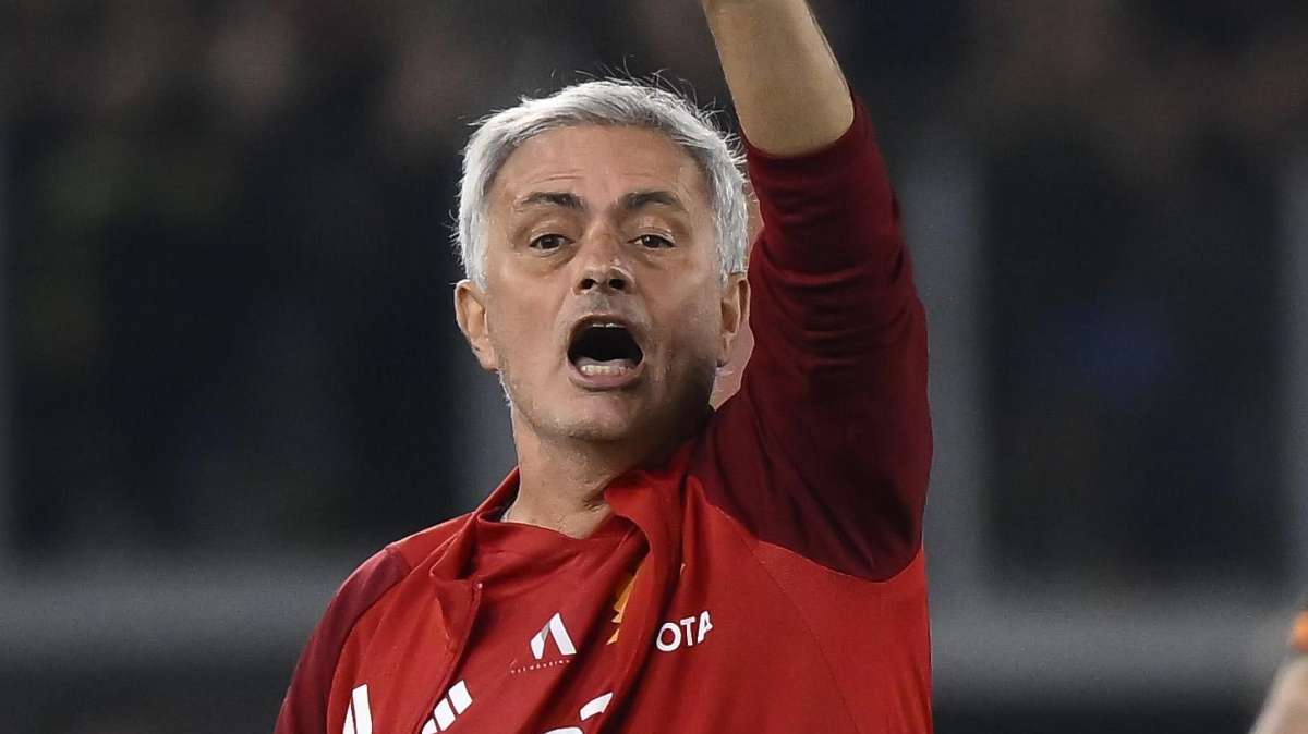 Roma-Frosinone, Mourinho: "Dybala ancora in campo? Se non avessimo vinto sarebbe esploso il Colosseo"