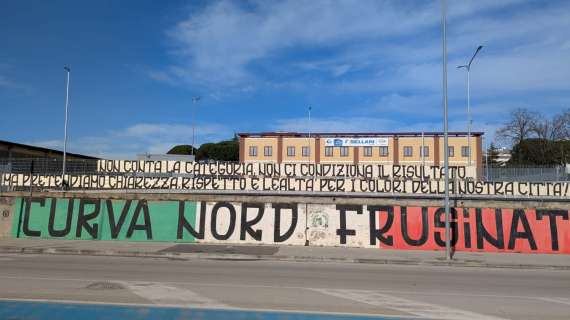 FOTONOTIZIA - I tifosi chiedono chiarezza e rispetto con striscioni in città