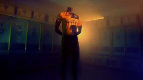 FOTO - Ecco la nuova maglia del Frosinone Calcio: un policromo giallazzurro