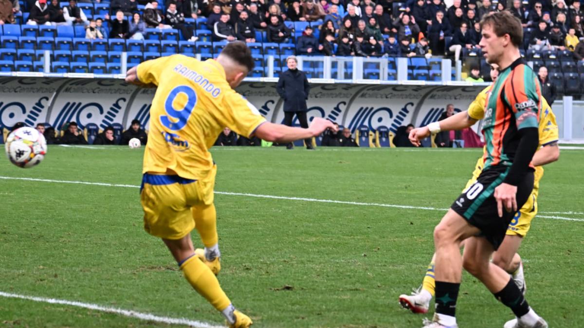 PAGELLE Frosinone-Venezia 1-2: Raimondo illude, Ghedjemis spreca