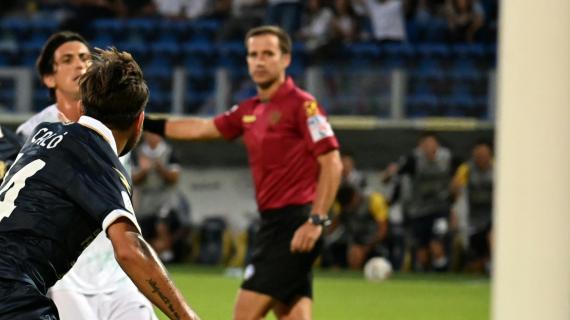 Frosinone-Sudtirol 2-2, la gara dell'arbitro Zanotti: giusta la concessione dei due rigori, si fa sfuggire di mano la gara col passare dei minuti