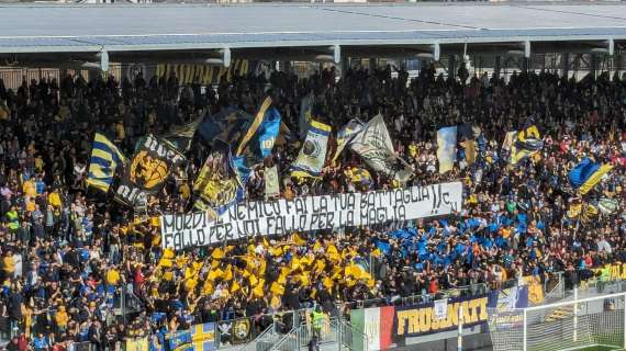 Fotonotizia - "Mordi il nemico fai tu la battaglia. Fallo per noi fallo per la maglia!"