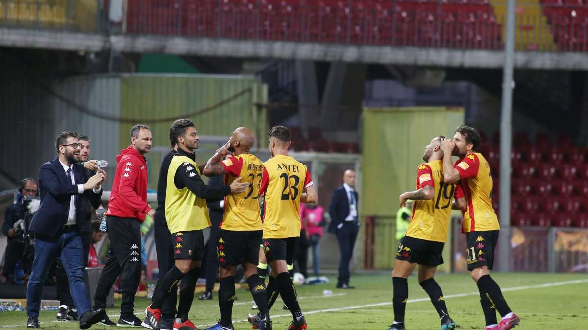 Balata consegna le Ali della Vittoria al Benevento