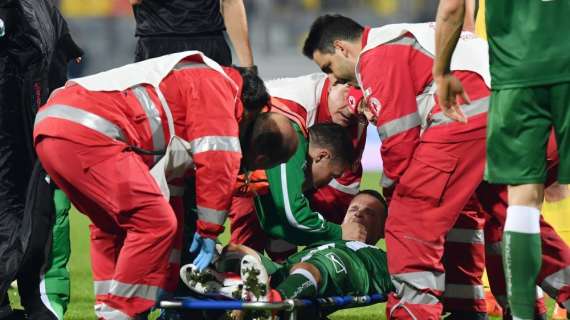 Avellino, Lasik shock: frattura di tibia e perone! Il giocatore è stato già trasportato a Villa Stuart - FOTO