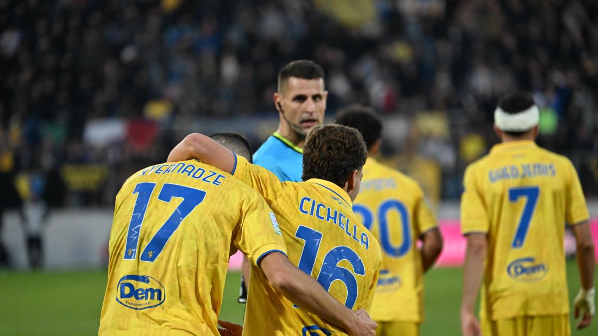  RIVIVI il LIVE TF FROSINONE-JUVE STABIA 3-0. E' FINITAAA! Il Frosinone vince e convince. Juve Stabia ko. I giallazzurri agganciano il Monza in vetta