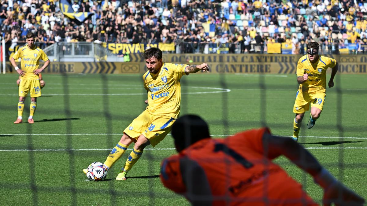Frosinone-Carrarese 3-0: Calò da applausi, Fiori spacca il match, la difesa un muro
