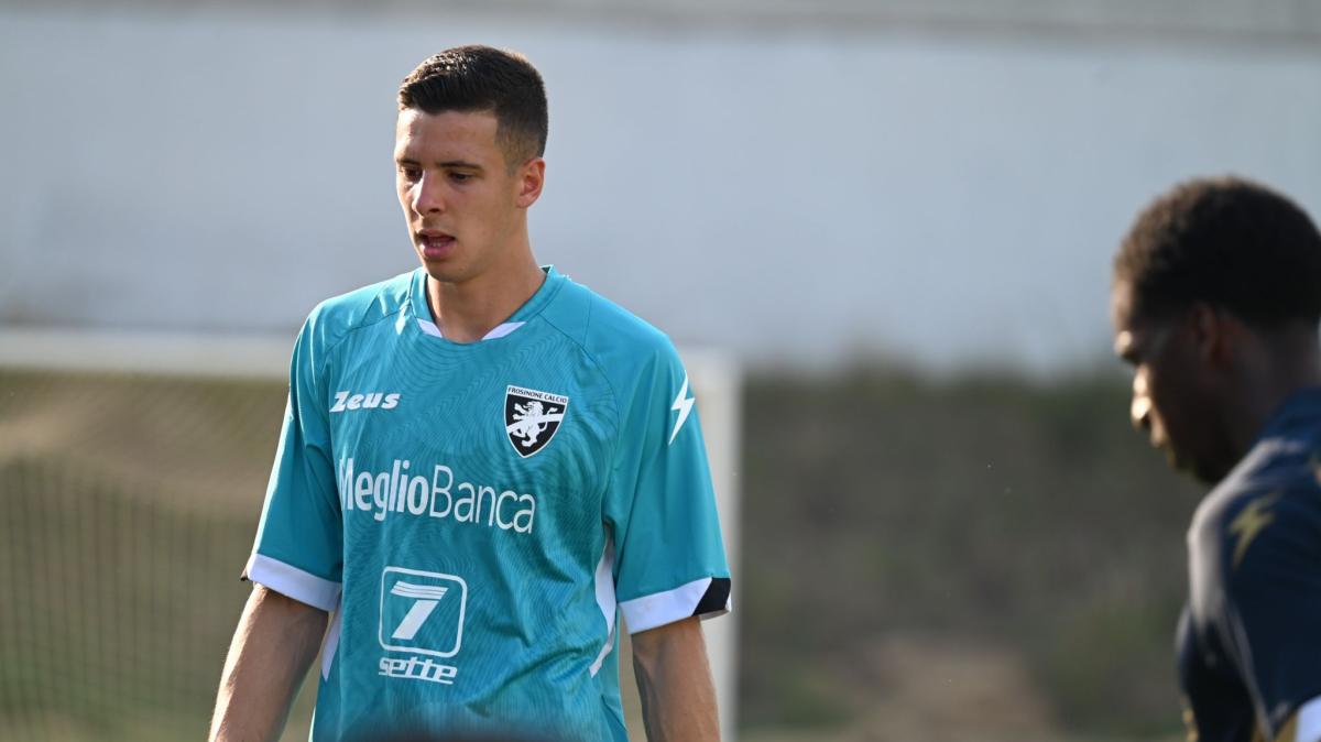 PAGELLE Frosinone-Monza 0-1: Palmisani tiene in vita la gara, male Oyono e non solo