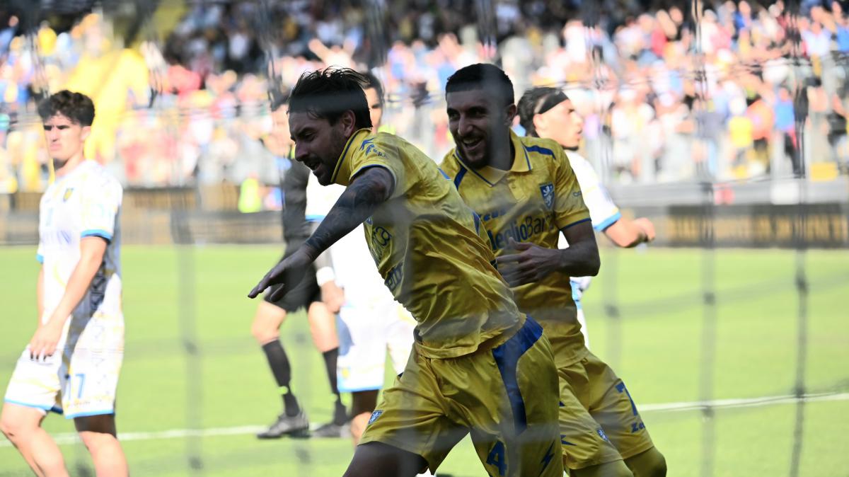 Tabellino e cronaca Frosinone-Carrarese: 3-0. Vittoria sofferta e riaggancio al Monza. Decidono Calò, Fiori e Kone
