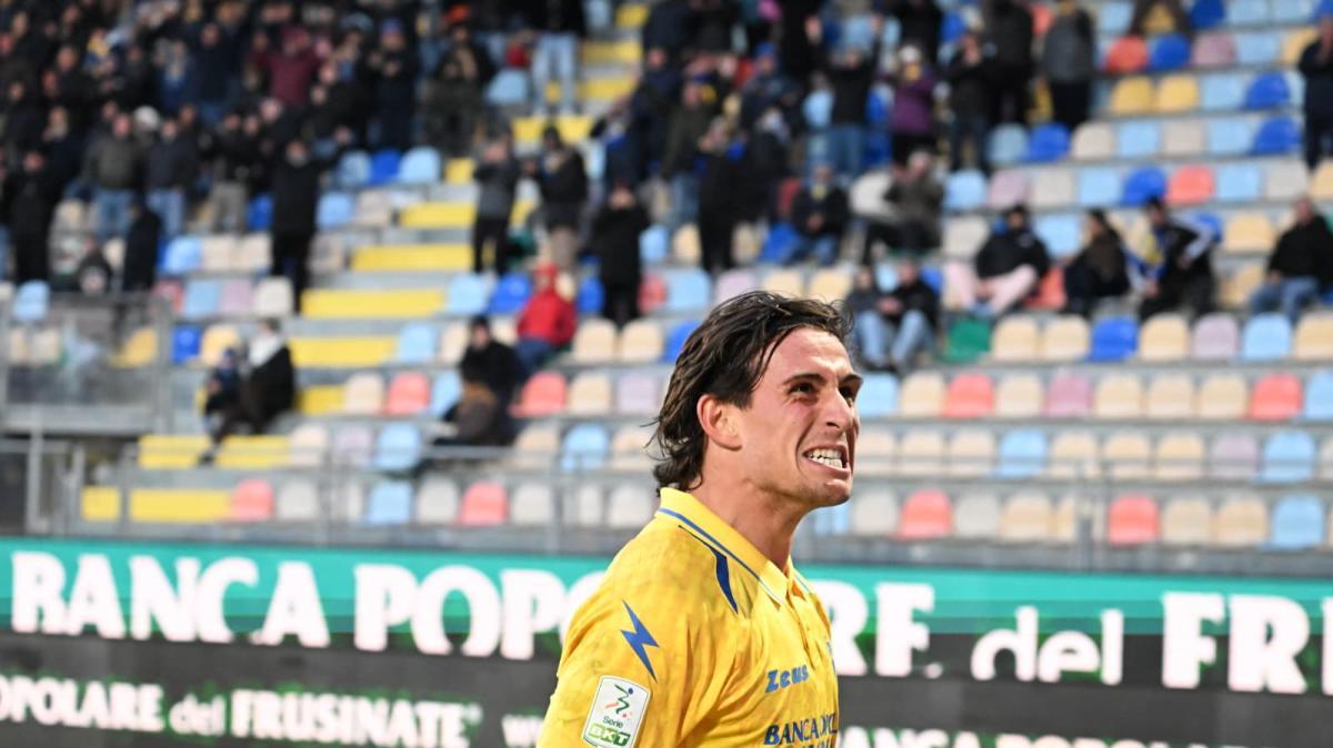 Il Frosinone batte il Catanzaro e comincia il 2026 col sorriso: adesso il big match di Monza, da affrontare con fiducia e precisa identità