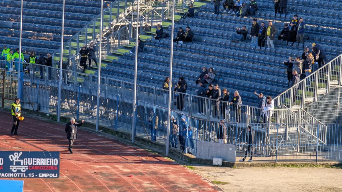 Fotonotizia - Il Presidente Stirpe sotto il settore ospiti