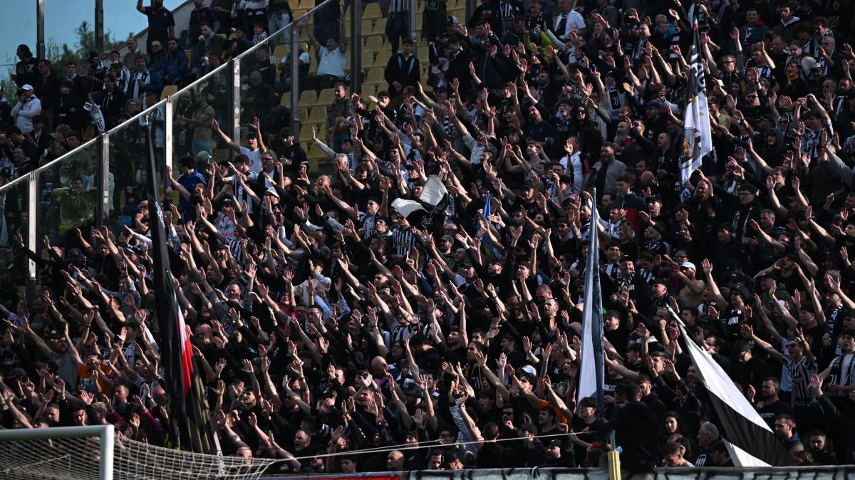 Cagliari-Juve, tifosi bianconeri provenienti da Frosinone creano disordine sull'aereo: un denunciato
