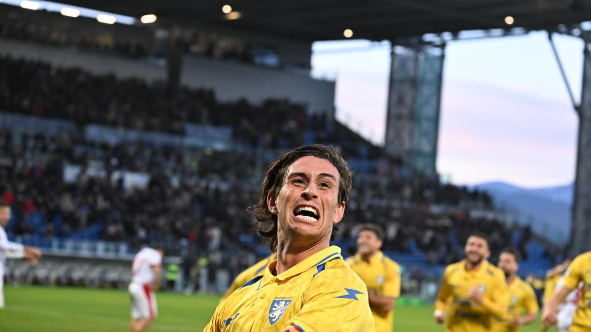 PAGELLE Frosinone-Catanzaro 2-0: Monterisi-Ghedjemis segnano, Cichella ovunque