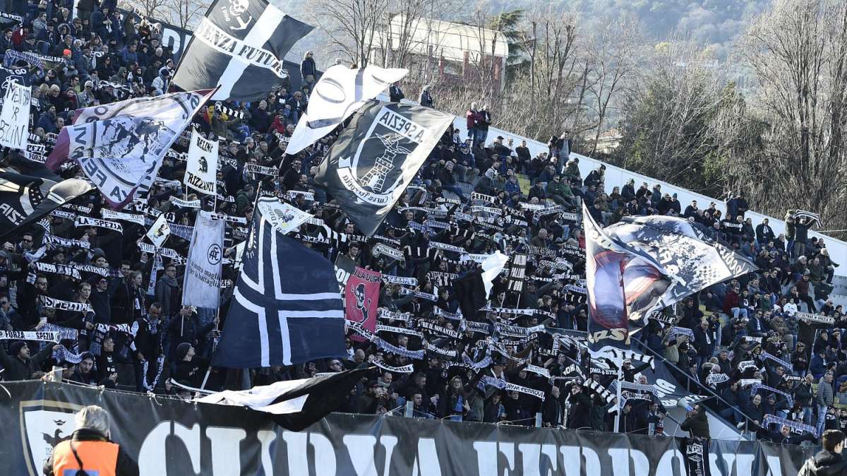I tifosi dello Spezia incitano la squadra: molti sostenitori delle Aquile si presentano fuori dal campo di Follo