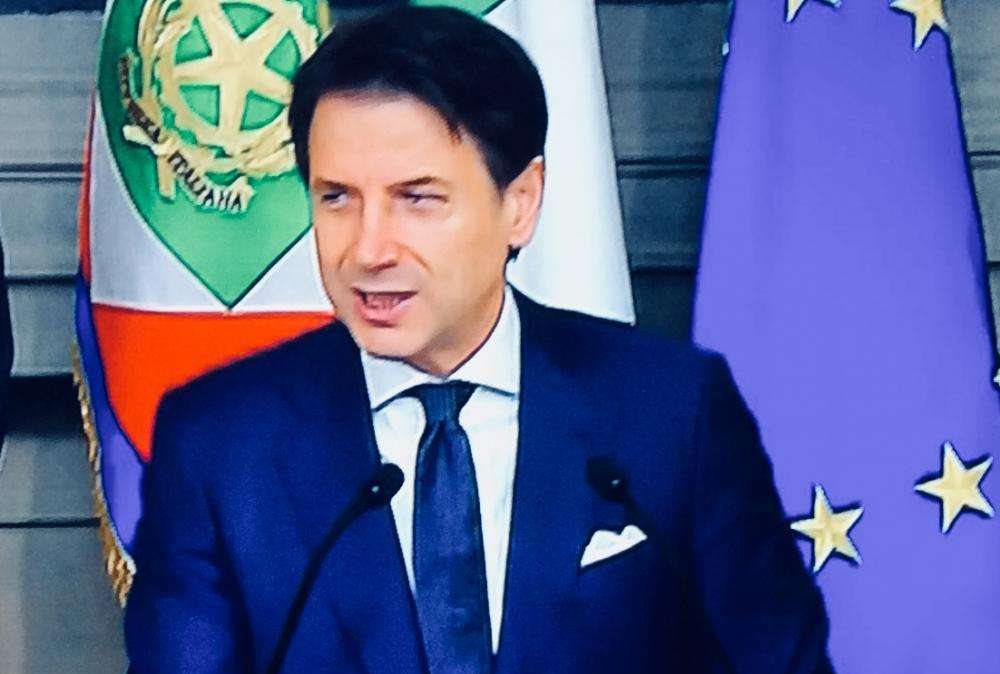 Premier Conte. "Da domani 12 milioni di mascherine al giorno. Inviati 2,7 mln di tamponi"
