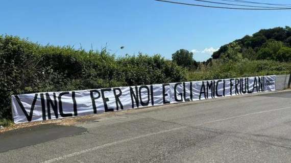 Roma, striscione a Trigoria: “Vinci per noi e per gli amici friulani”