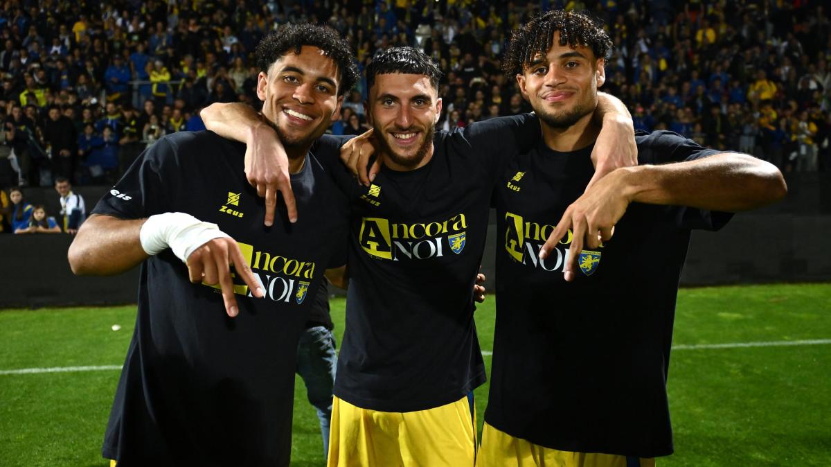 Lega serie A:  "Bentorn🅰️ti in #SerieAEnilive Congrats Frosinone Calcio"