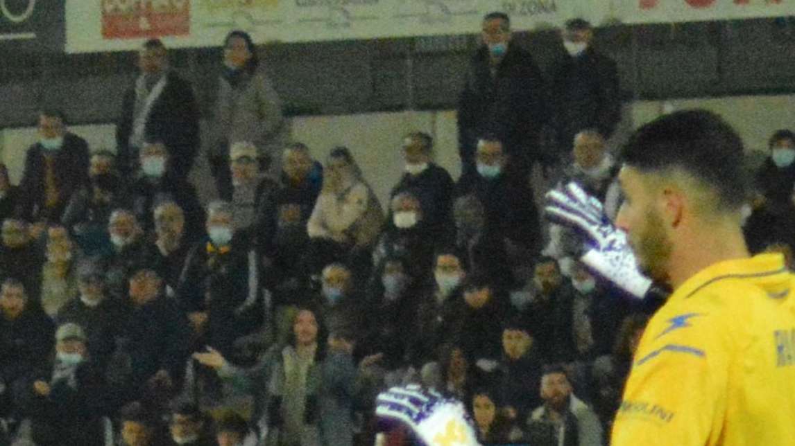 Clamoroso al 'Benito Stirpe', Gliozzi gela lo stadio con un gol irripetibile. E Ravaglia reagisce così...