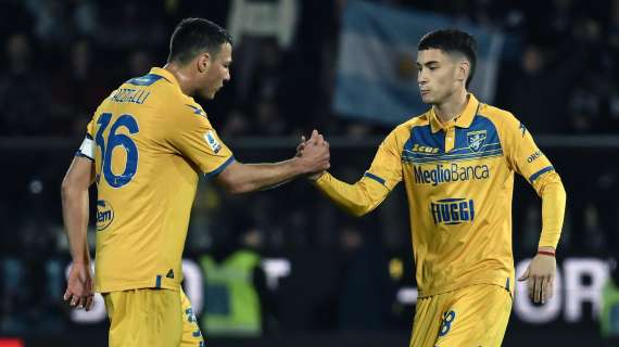 PAGELLE Frosinone-Milan: Soulé e Mazzitelli in gol, male Romagnoli 