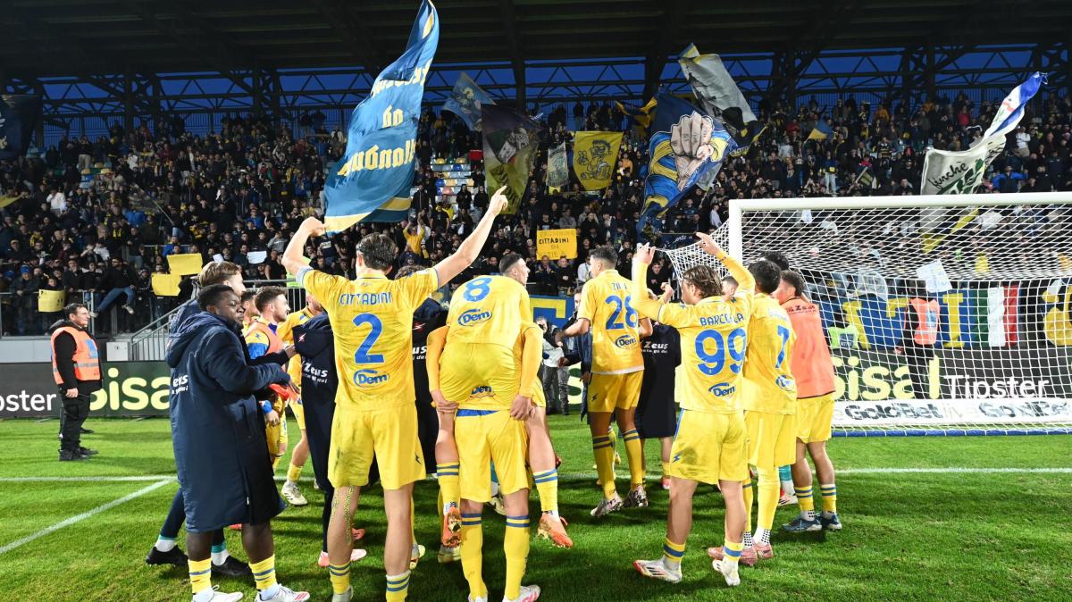 Il Frosinone non si ferma più: Spezia al tappeto e primato blindato per il 2025