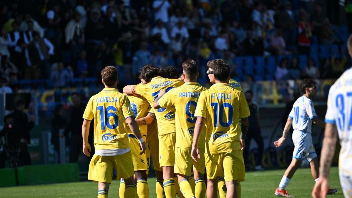 Serie B, domani tutti in campo in contemporanea per la penultima giornata. Il Frosinone non potrà sbagliare a Castellammare