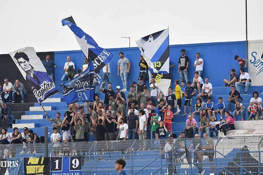 Tifosi del Bisceglie si abbassano le mutande allo stadio: multati dalla Digos