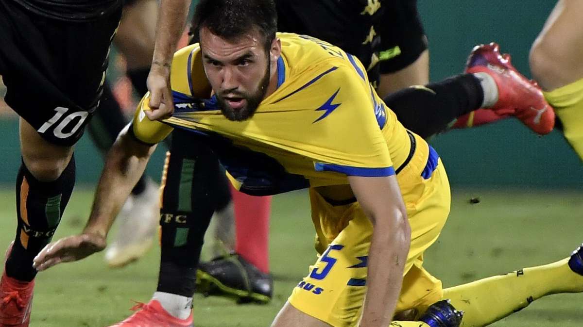 Calciomercato Frosinone - Angelozzi: "Servono difensori centrali, ne abbiamo uno al momento"