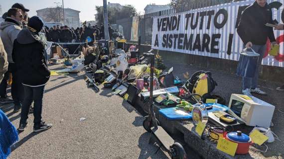 Ultim'ora - Contestazione pacifica all'esterno del Bentegodi da parte dei tifosi del Verona