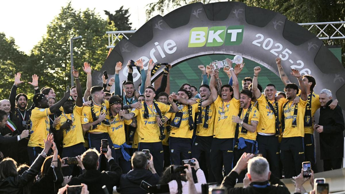 Frosinone in festa: la squadra solleva il trofeo della Serie A davanti ai suoi tifosi
