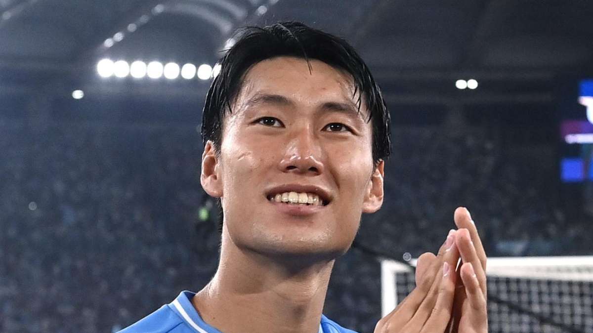 Brevi attimi di panico in Lazio-Frosinone: si scontrano le teste di Okoli e Kamada, arbitro bravissimo nel chiamare subito i soccorsi