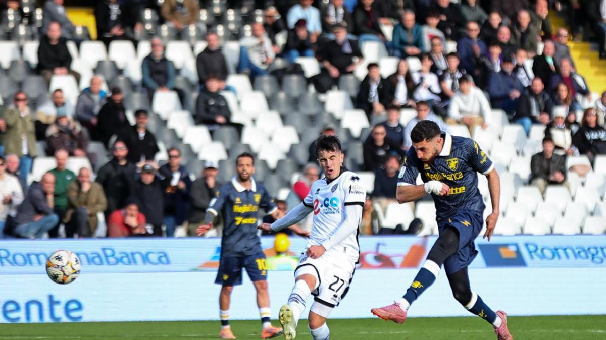 PAGELLE Cesena-Frosinone: Corrado e Ghedjemis in gol, faticano i centrali di difesa