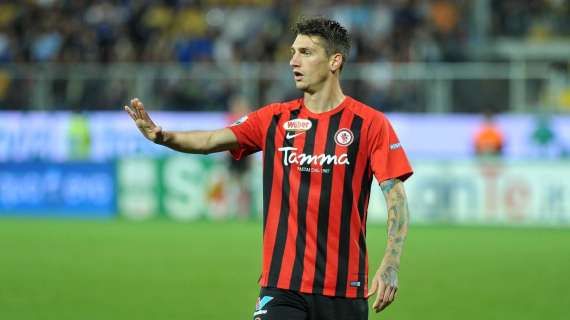La Lega B celebra Camporese del Cosenza: è il centrale con più gol nel '22 in Europa