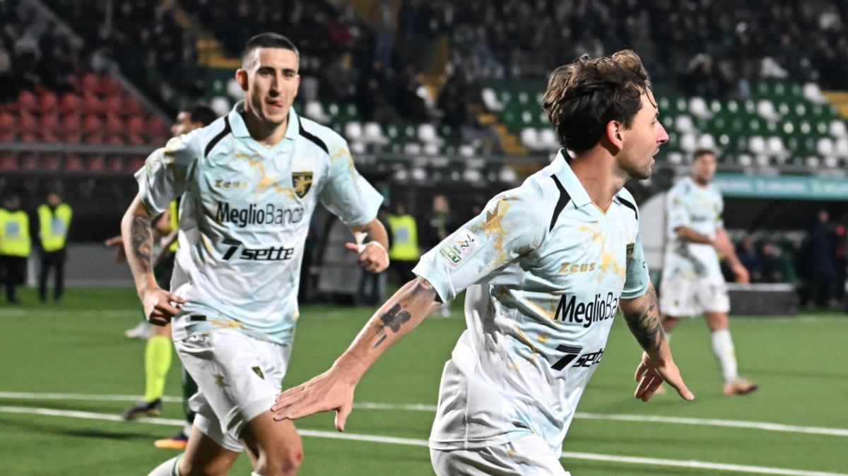 Solidità, carattere e cinismo: il Frosinone 'sbriga' la pratica Avellino già nel primo tempo e manda un segnale forte a tutte le contendenti al vertice