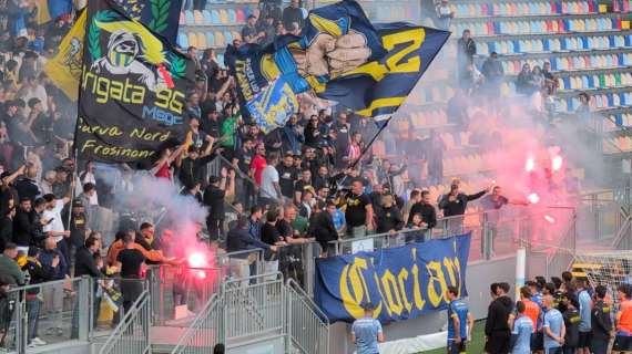 Pre Salernitana-Frosinone: la Nord carica la squadra di Bianco - VIDEO