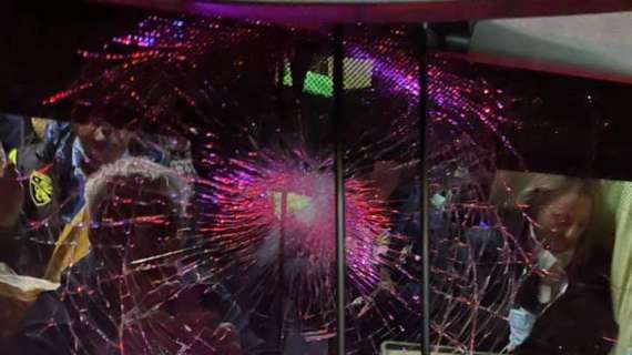 TIFOSI - Sassi ai pullman dei tifosi, nessun ferito