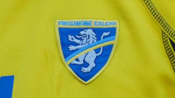 I pulcini dell'Accademia Frosinone colorano il 'Benito Stirpe' di giallo e azzurro durante Frosinone-Cagliari