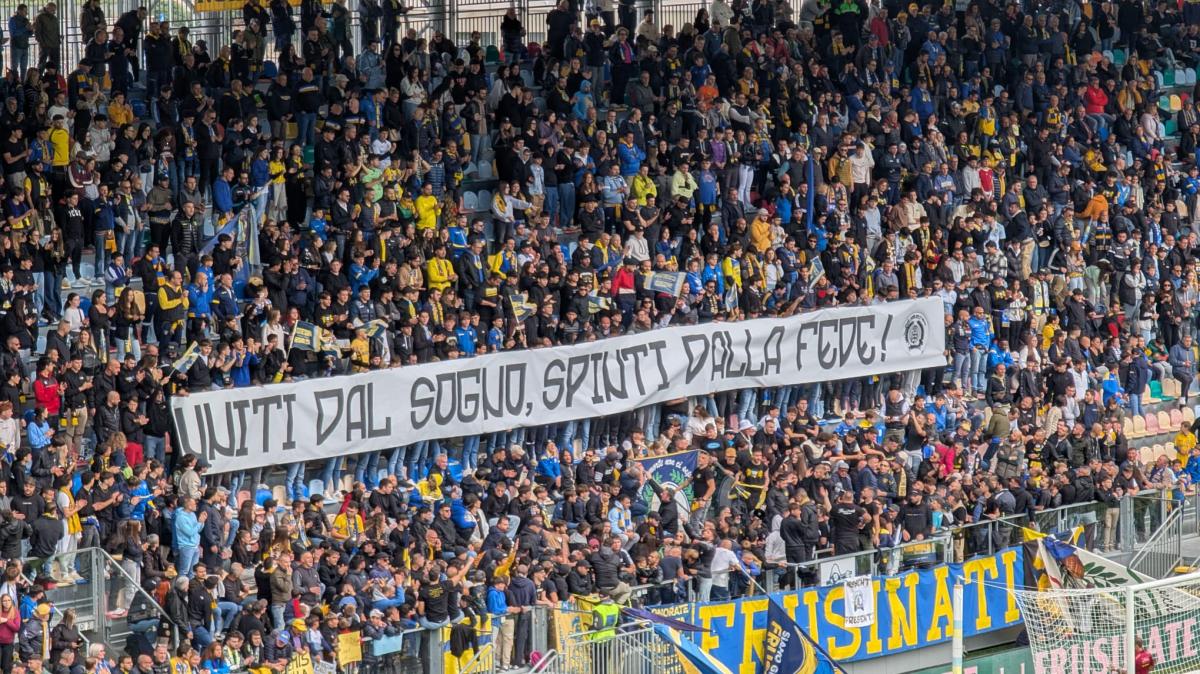 Frosinone, la Curva Nord: "Uniti dal sogno, spinti dalla fede!"