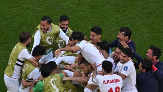 Giornata memorabile per il calcio iraniano: 2-0 al Galles, tifosi in lacrime. I britannici non resistono nel finale in inferiorità numerica