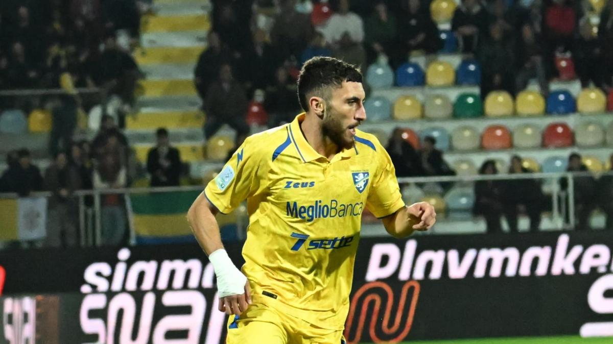 PAGELLE Frosinone-Spezia 2-1: Bracaglia-Ghedjemis confermano i canarini in vetta