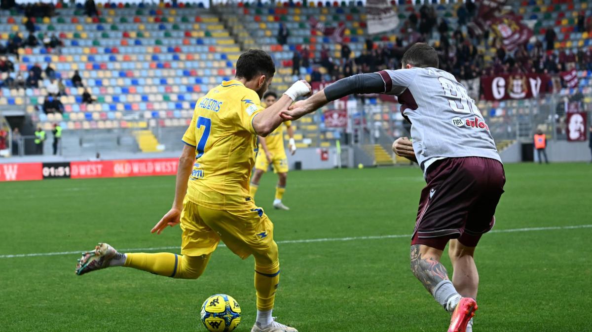 LIVE CALCIOMERCATO - Ultime ore per i trasferimenti! Ghedjemis resta in Ciociaria, Frosinone su Ignacchitti. Masciangelo...