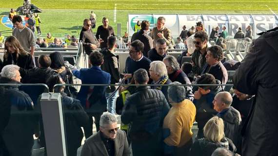 Fotonotizia - Vittorio Sgarbi con la sciarpa del Frosinone durante la sfida alla Juventus 