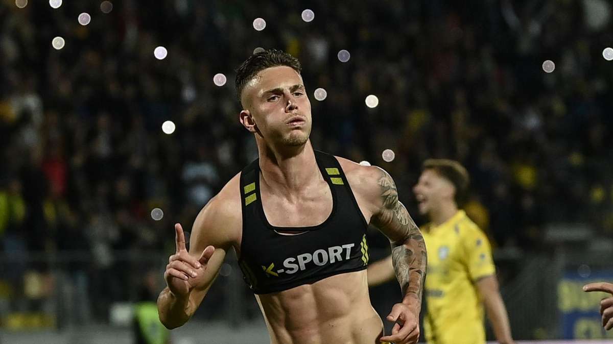 Frosinone in Serie A, Raimondo su Instagram: "Questa è la mia vittoria, la nostra e la vostra vittoria… SIAMO IN SERIE 🅰️🅰️🅰️🅰️🅰️🅰️"