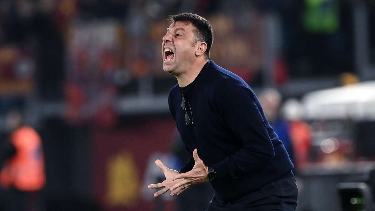 Lecce - Verona 0-1: finale convulso, espulsi Henry e D'Aversa