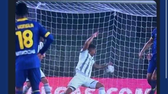 Verona - Juventus 0 -1 il rigore non dato per fallo di mano di Danilo, cosa dice il regolamento