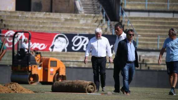 Cosenza-Verona, minuti decisivi: dirigenti in campo durante il sopralluogo